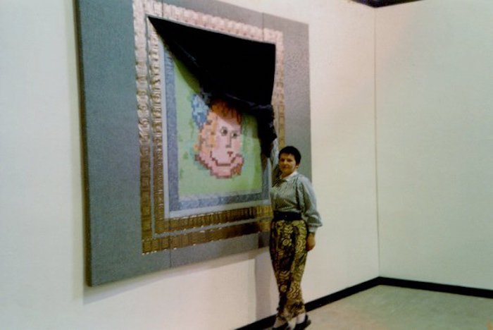 Лариса Звездочетова зі своєю роботою у Венеції, 1990