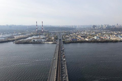 У Києві на Південному мосту обірвалася частина накривного покриття