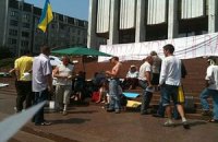 Протестующих возле Украинского дома просят прекратить акцию