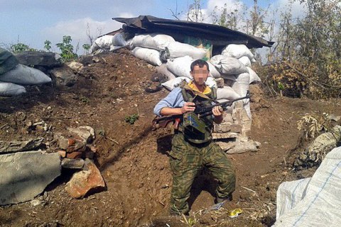 На трасі з Мар'їнки до Красногорівки обстріляли цивільний автомобіль