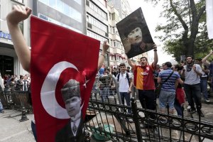 Турецкие протестующие не позволяют политсилам продвигать свою повестку дня, - эксперт