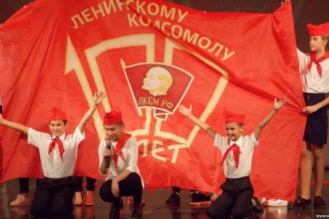 ​В Севатополе дети в "буденовках" и гимнастерках отметили честь 100-летие комсомола