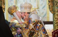 Вселенский патриарх Варфоломей передал томос митрополиту Епифанию