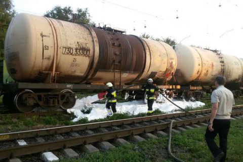 В Днепре из цистерны поезда вытекло 30 тонн бензина