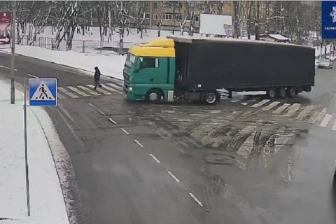 У Києві фура збила жінку на пішохідному переході  
