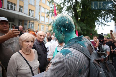 Прокуратура Києва оголосила в розшук чоловіка, який облив Шабуніна зеленкою