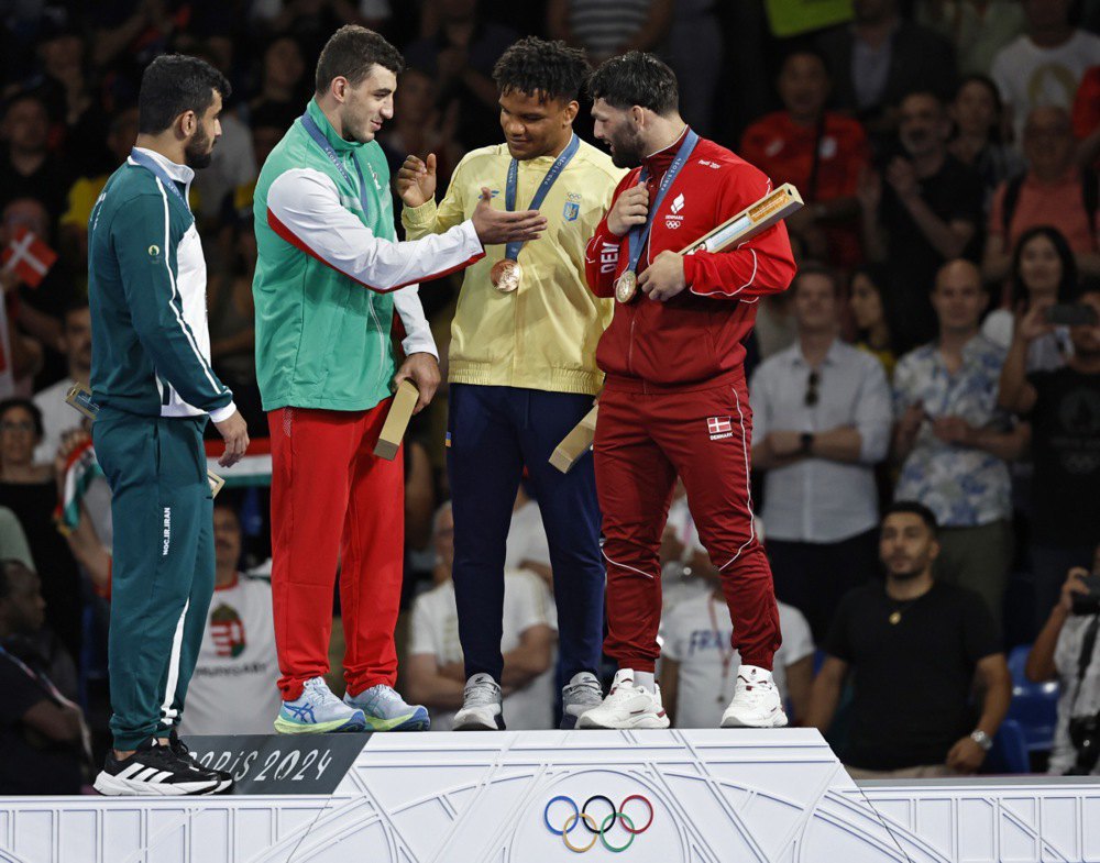 Жан Беленюк (третій праворуч) під час нагородження призерів Олімпійських ігор.