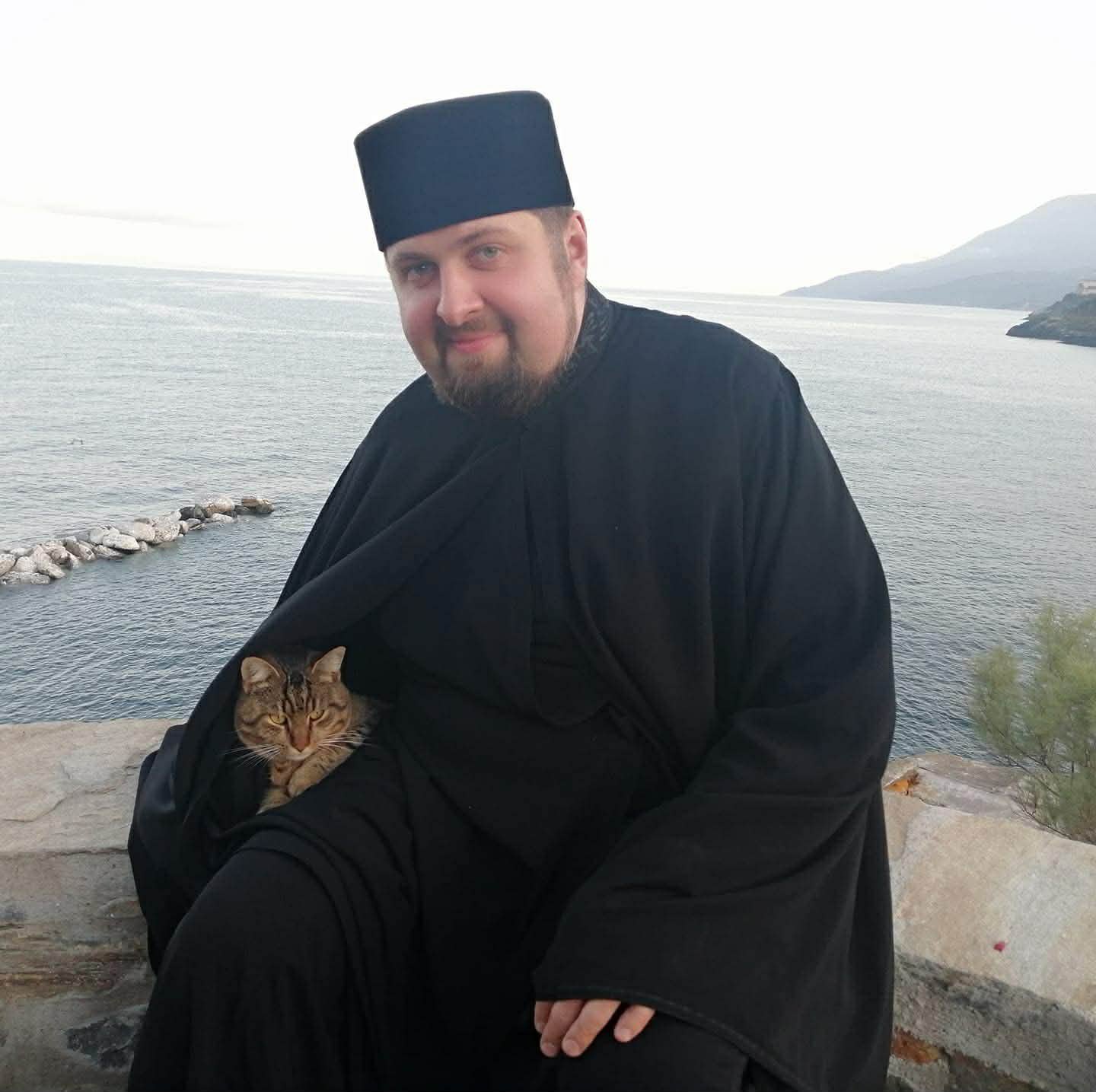 Протоієрей Петро Політило і кіт. 