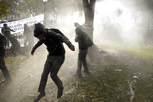 В Чили студенты вышли протестовать с "коктейлями Молотова"