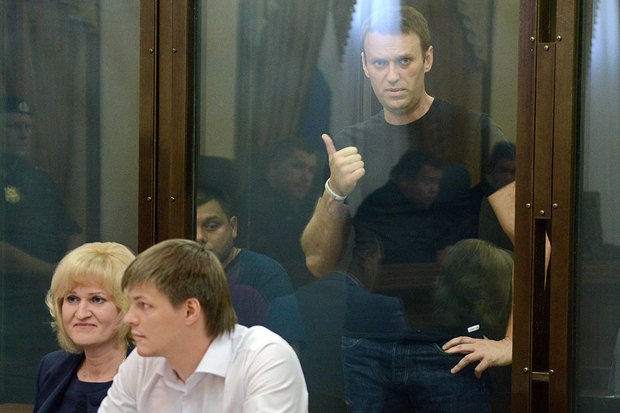 Навальный стоит за стеклом во время суда