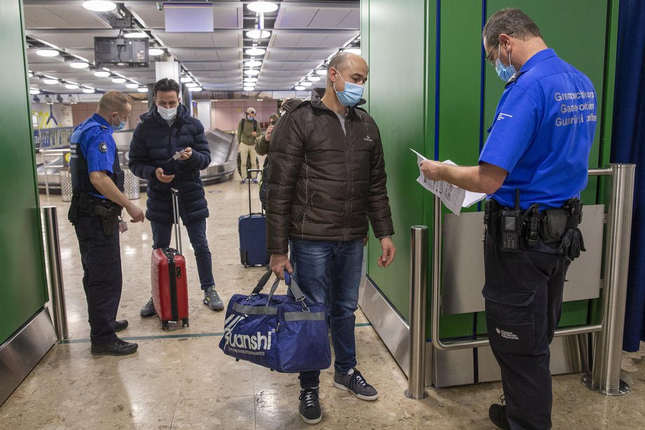 Швейцарські прикордонники здійснюють перевірку документів в аеропорту Женеви в рамках нових правил, введених у межах
Європейського Союзу для боротьби з поширенням коронавірусу COVID-19, Швейцарія 
