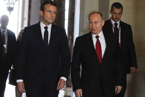 Макрон попередив Путіна про посилення санкцій проти РФ у разі ескалації на Донбасі