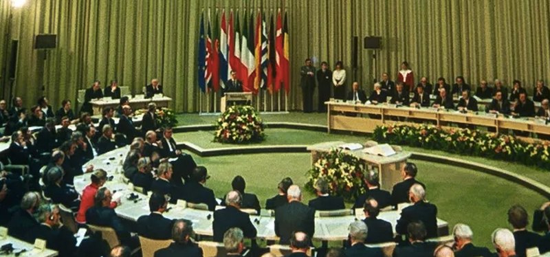 Підписання Маастрихтського договору, що поклав початок економічному і політичному об'єднанню держав-членів ЄС, 1 листопада 1993 року.