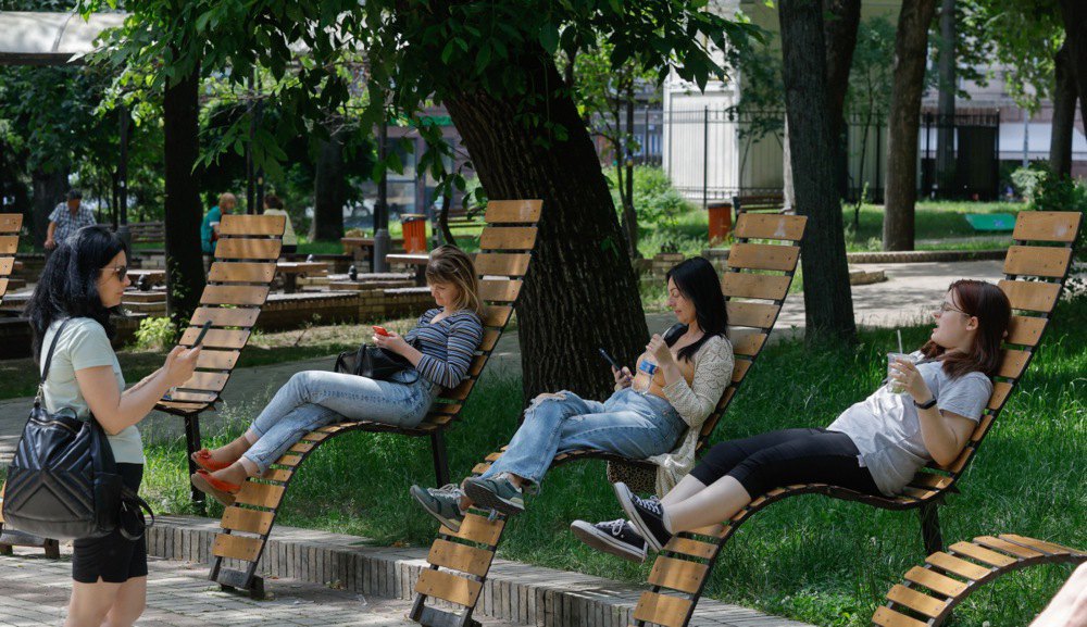 У парку в центрі Києва, травень 2024.