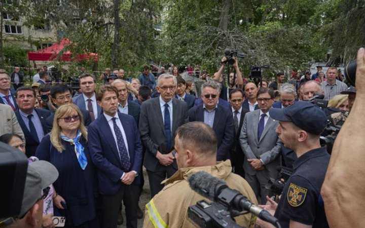 Іноземні дипломати побували на місці удару Росії по багатоповерхівці в Солом'янському районі Києва