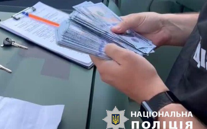 Затримали керівника РВА на Київщині та його радника: за 350 тис. грн допомагали чоловікам виїжджати за кордон