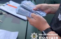 Затримали керівника РВА на Київщині та його радника: за 350 тис. грн допомагали чоловікам виїжджати за кордон