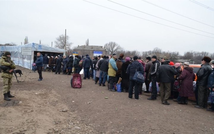 За тиждень тільки 840 людей виїхали з окупованих РФ територій. Тисячі чекають своєї черги