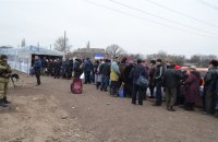 За тиждень тільки 840 людей виїхали з окупованих РФ територій. Тисячі чекають своєї черги