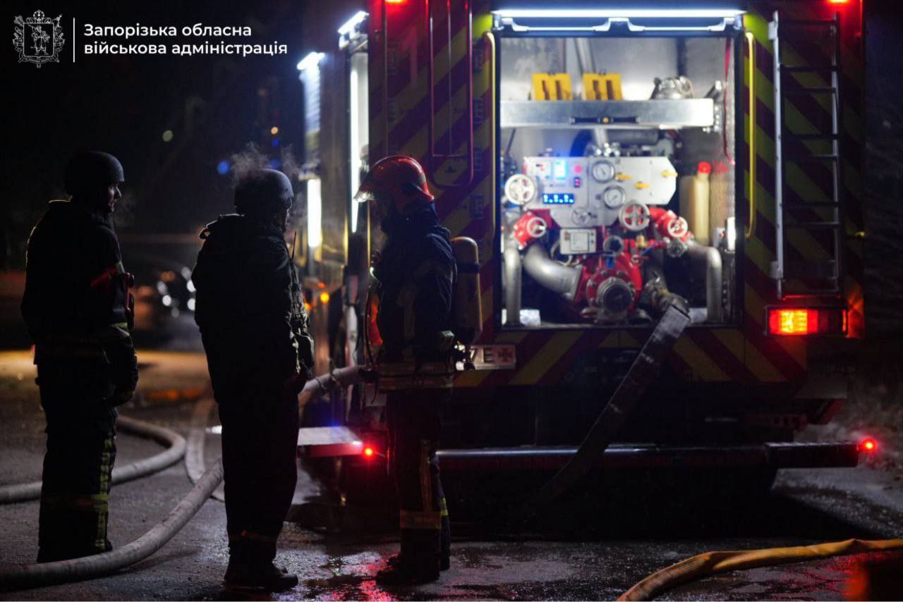 Рятувальники на місці обстрілу у Запоріжжі