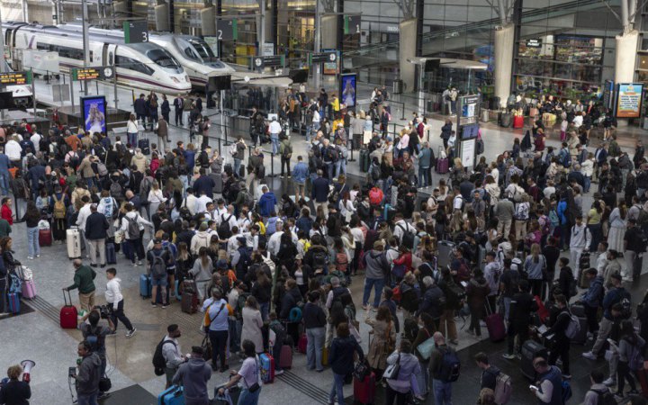 В Іспанії через крадіжки мідних кабелів пасажири провели у потягах всю ніч