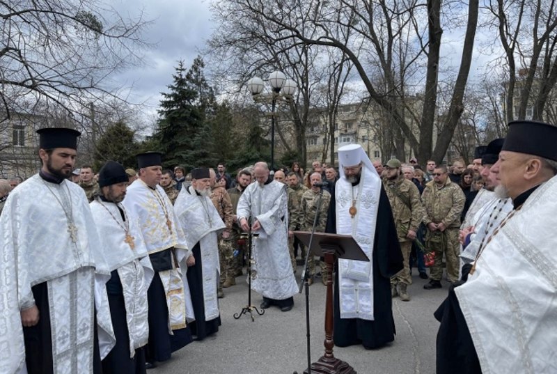 Митрополит Полтавський і Кременчуцький Федір (у центрі) під час відспівування воїнів, які віддали своє життя в боях з агресором, Свято-Успенський собор Полтави, 3 квітня 2024. Владиці співслужило духовенство Полтавської та Харківсько-Полтавської єпархій.