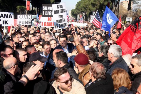 На антиурядові протести в Албанії вийшли понад 10 тис. осіб