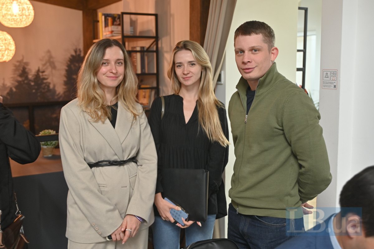 Радниця міністра освіти і науки України Олена Вдовиченко, спеціалістка з комунікації наукового сектору в ЗВО МОН Ольга Дмитрук і
Володимир Біруля, комунікаційний менеджер по вищій освіті та освіті дорослих МОН