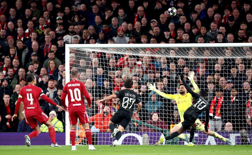 Дембеле б'є по воротах