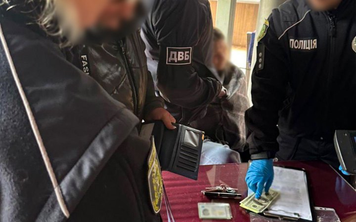 Поліцейські викрили у Харкові жінку, яку підозрюють у “торгівлі” звільненням з військової служби