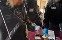 Поліцейські викрили у Харкові жінку, яку підозрюють у “торгівлі” звільненням з військової служби
