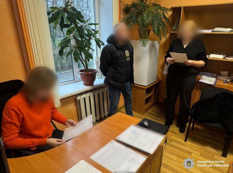 В учасників схеми провели обшуки вдома та на роботі