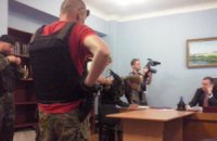 В Донецке вооруженные люди требуют от Приватбанка не взимать долги с населения