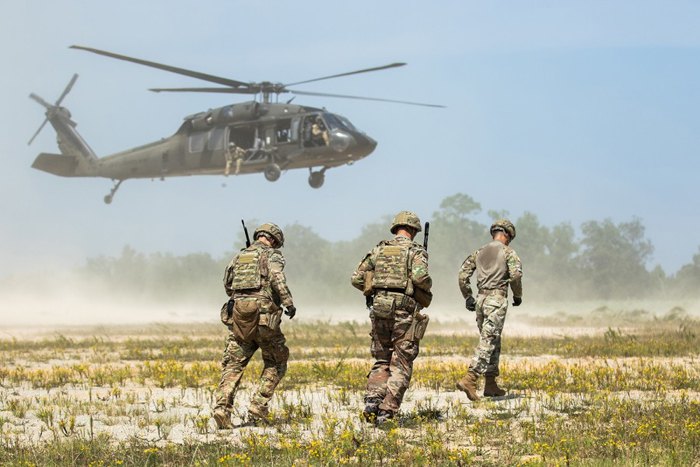 Военнослужащие 1-й бригады содействия силам безопасности армии США во время учений в Форт-Беннинге, штат Джорджия, 13 августа
2019.
