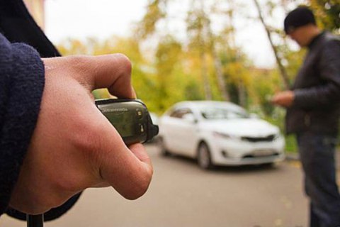 Київські поліцейські продали автомобільному злодієві кодграбер