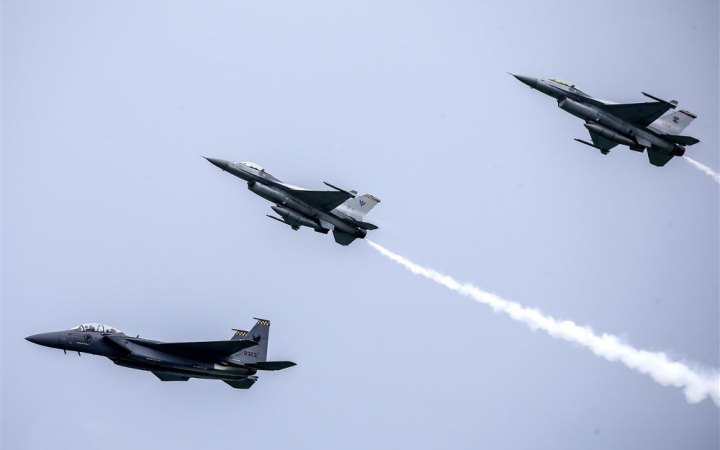 Премʼєри Британії та Данії цього тижня обговорять із Байденом місію з надання F-16 Україні