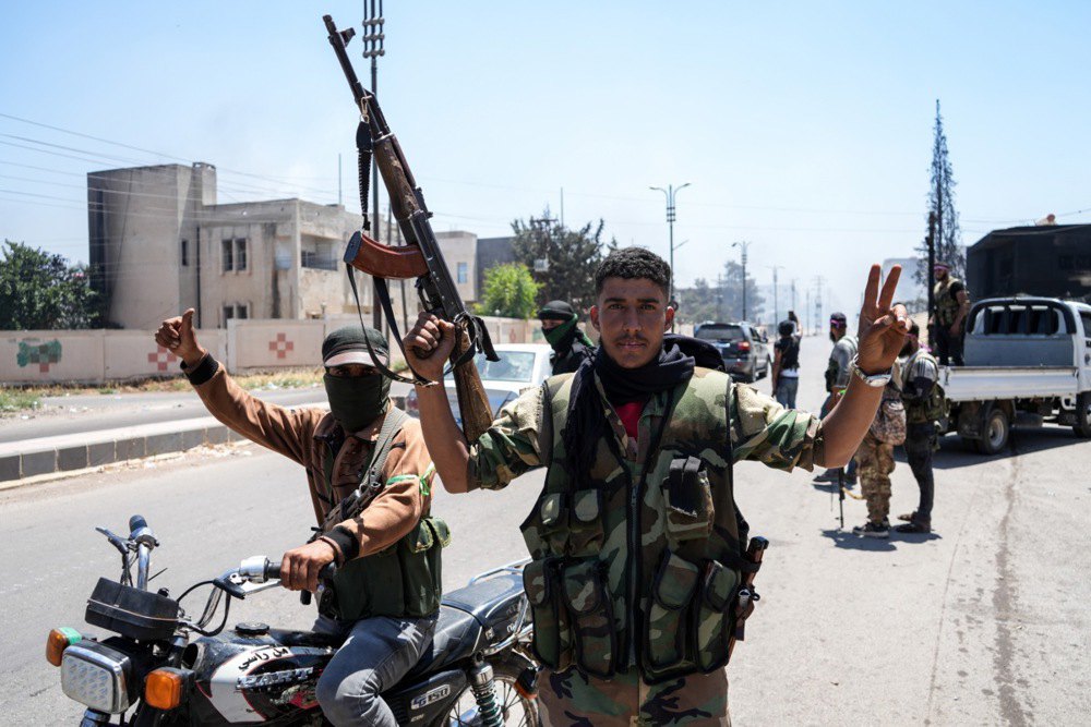 Бойовики з бедуїнських племен в місті Мазраа, де більшість населення становлять друзи, в місцевості Сувейда на півдні Сирії, 18
липня 2025 року.