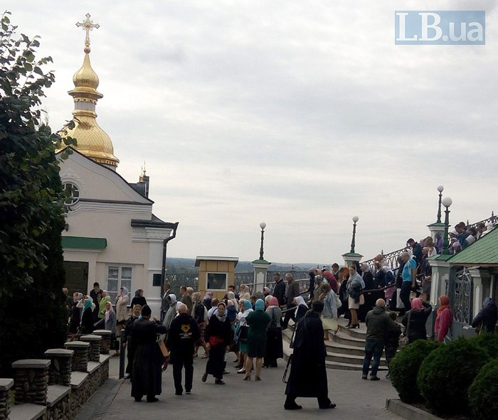 Сьогодні на території Лаври проживає близько 300 священиків та монахів. Працює готель для паломників та
їдальня для нужденних