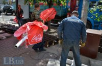 Коммунальщики демонтировали летнюю площадку кафе "Каратель" на Майдане в Киеве 
