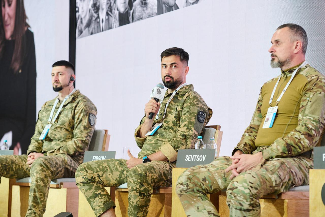 Єгор Фірсов виступає на заключній панелі конференції YES, 14 вересня 2025 року