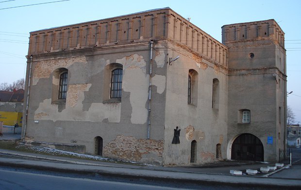  Оборонная синагога (XIV в.) в Луцке
