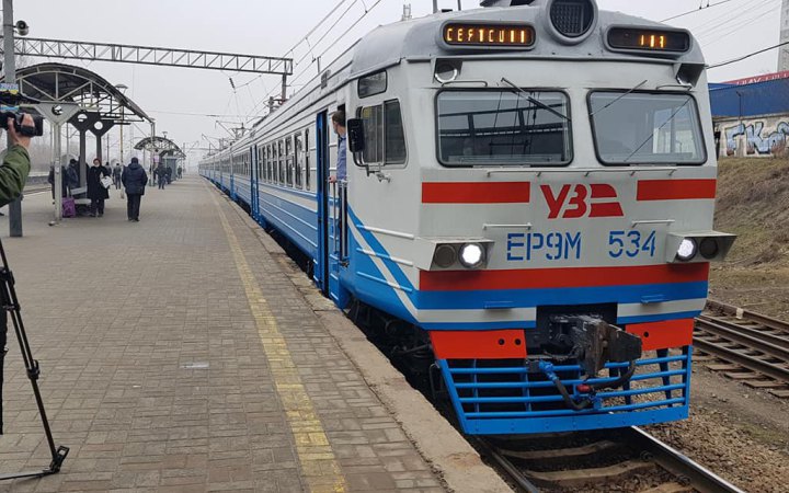 Поліція встановила осіб, які 28 жовтня пошкодили приміський поїзд Яготин – Київ