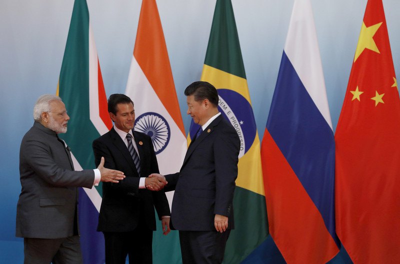 Президент Китаю Сі Цзіньпін вітає президента Мексики Енріке Пенья Ньєто та прем’єр-міністра Індії Нарендру Моді на полях саміту БРІКС 2017 року в Сямень, провінція Фуцзянь, Китай, 5 вересня 2017 р.