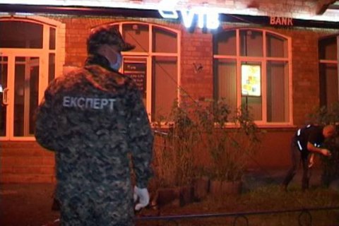 В Киеве неизвестные бросили взрывчатку под ВТБ банк