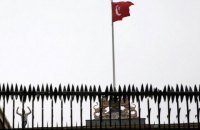 Протестувальники в Стамбулі замінили голландський прапор над турецьким консульством Нідерландів