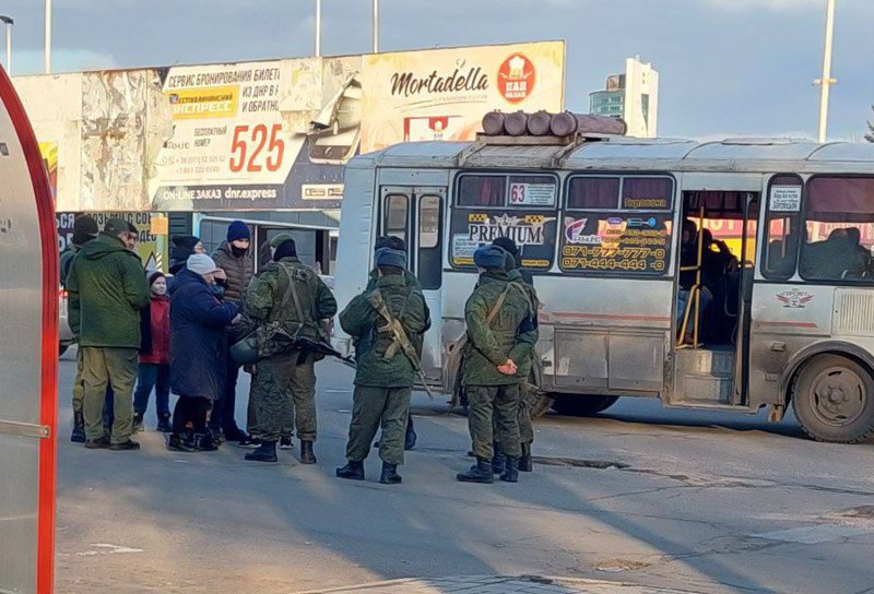 Бойовики вручають повістки громадянам окупованого Донецьк