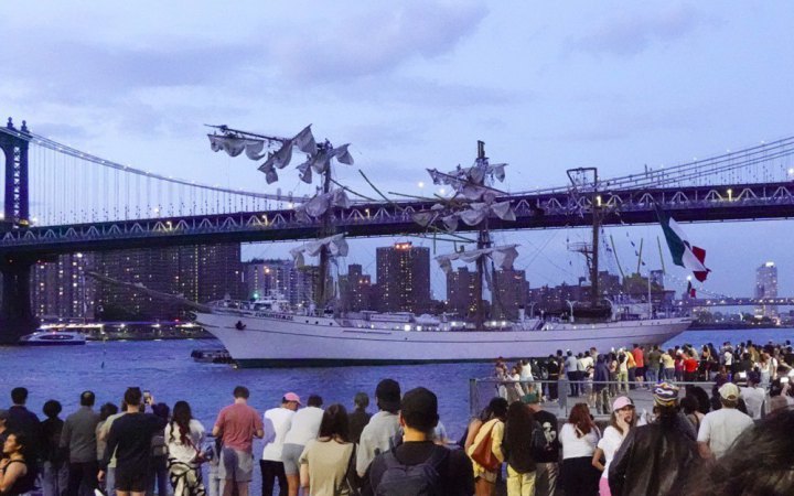 Унаслідок зіткнення корабля ВМС Мексики із Бруклінським мостом загинули двоє людей