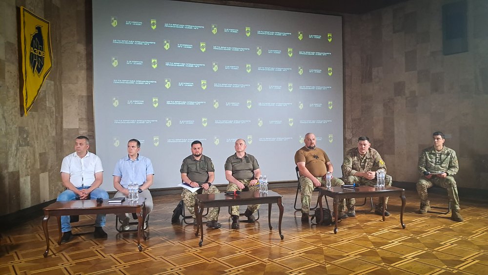Колишній військовополонений з 'бараку 200' - 'Єрмалай' (третій праворуч) і Богдан Грішенков , «Пугач» ( другий праворуч), на прес-конференції 5.08.2026. 