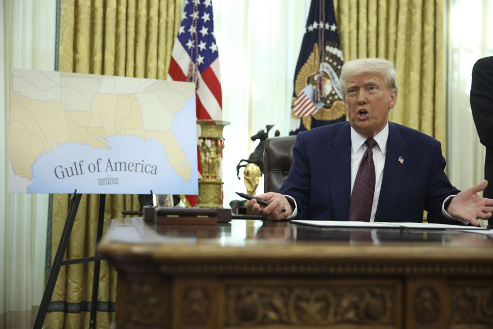 Президент США Дональд Трамп після підписання указу щодо переіменування Мексиканської затоки в Американську, 13 лютого 2025 р.