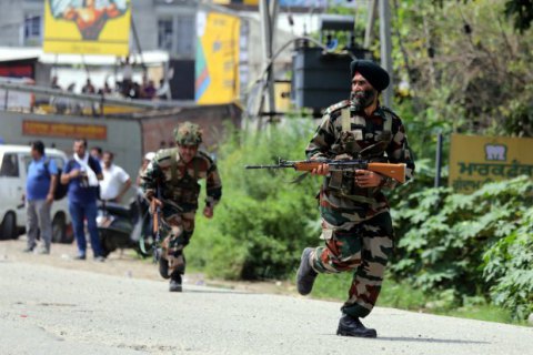 При нападении боевиков на военный лагерь в индийском Кашмире убиты 17 солдат